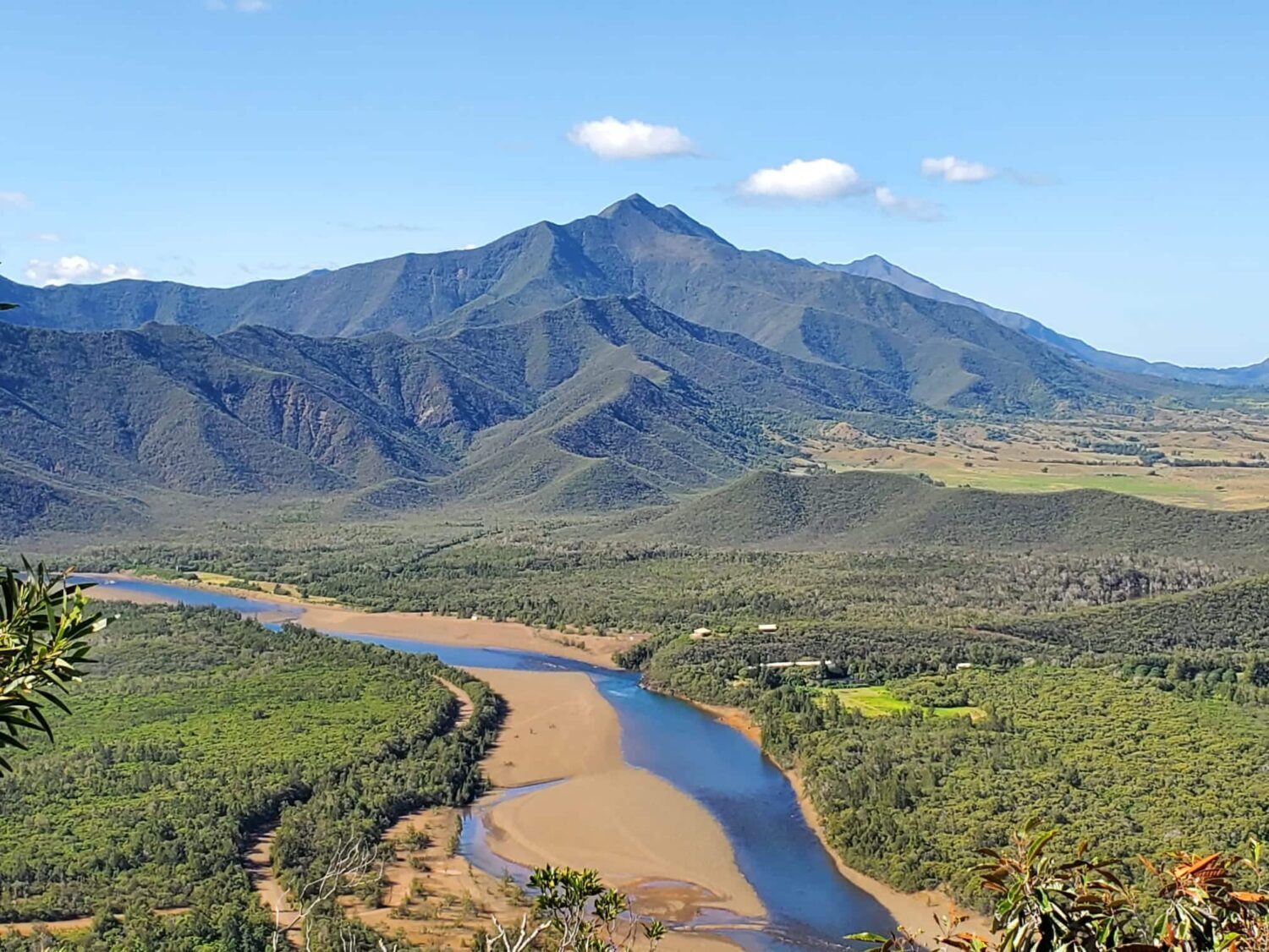 image rivière et montagne